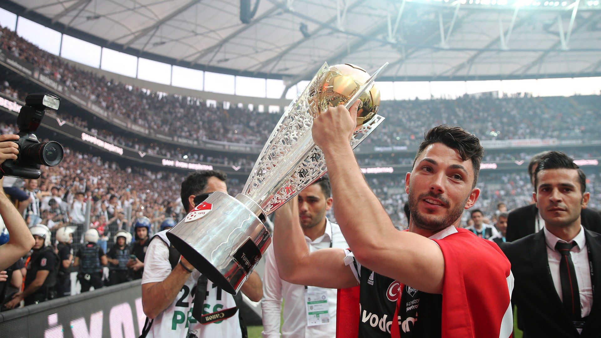 Tolgay Arslan Besiktas champions celebration
