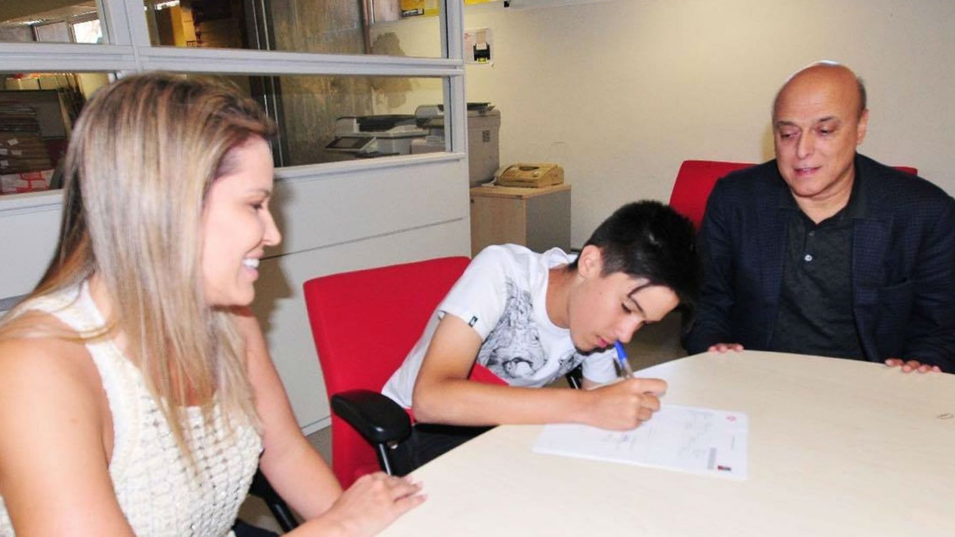 Enzo, filho de Fernandão, assina com o Inter