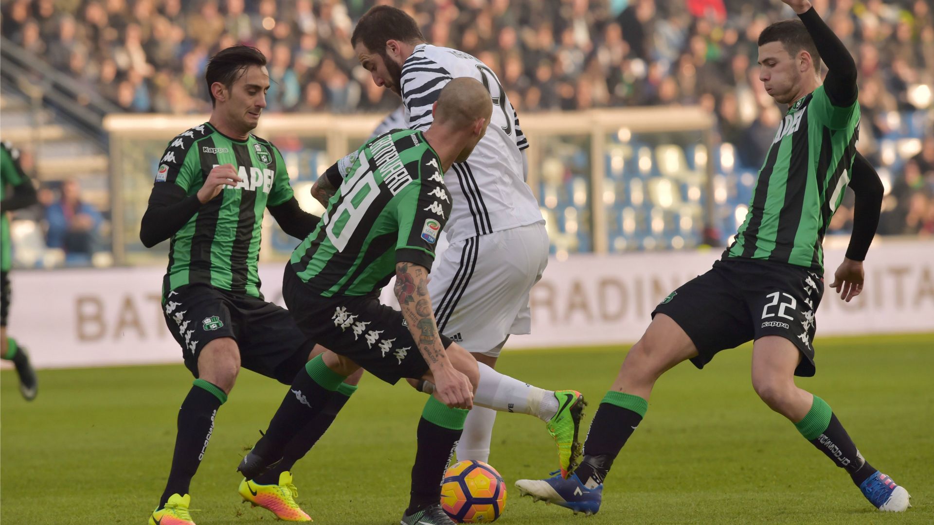 Paolo Cannavaro Gonzalo Higuain Sassuolo Juventus
