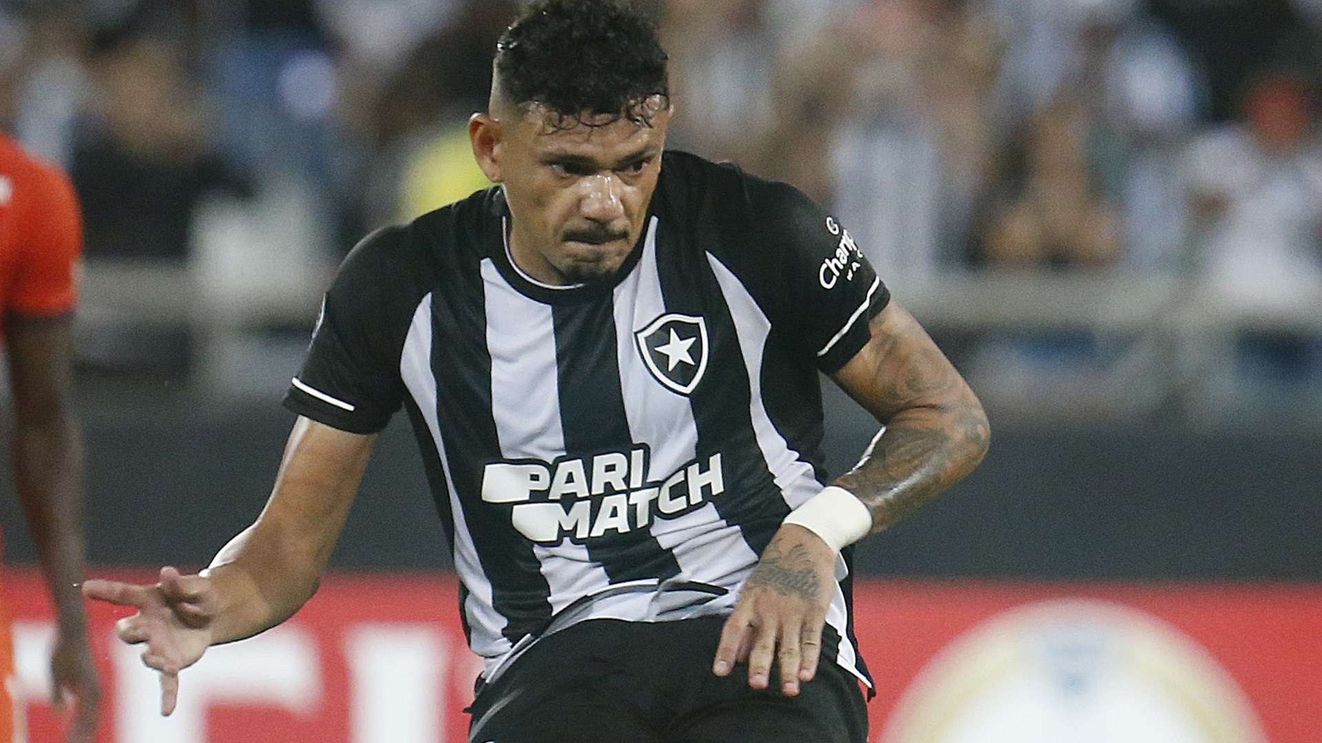 Tiquinho Soares converte pênalti em duelo válido pela Sul-Americana de 2023, contra o César Vallejo