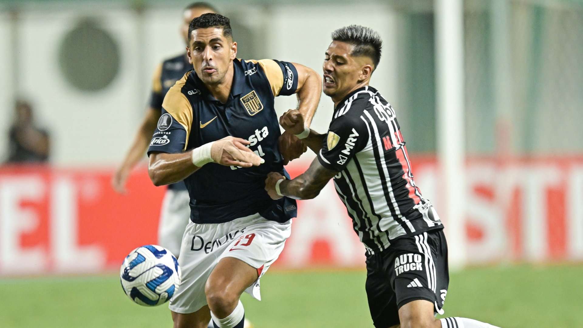 Pablo Sabbag e Matías Zaracho em disputa durante Atlético-MG x Alianza Lima, pela Copa Libertadores, 03/05/2023