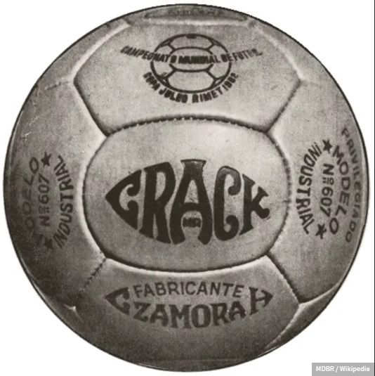 Crack 1962 ball World Cup
