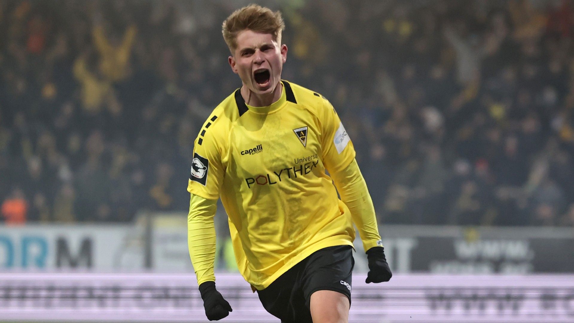  Anton Heinz of Alemannia Aachen celebrates