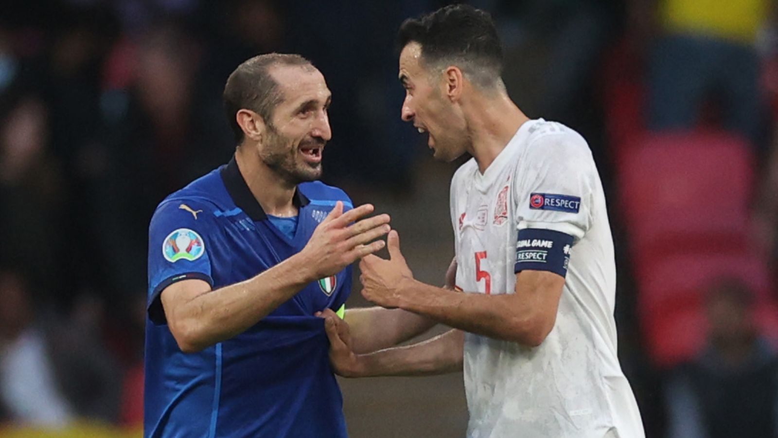 Chiellini y Sergio Busquets, en el España vs. Italia