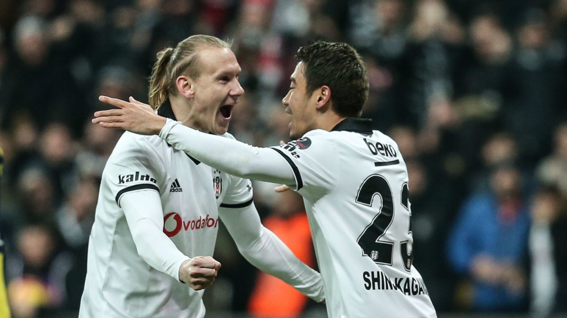 Besiktas Fenerbahce Shinji Kagawa Domagoj Vida 250219
