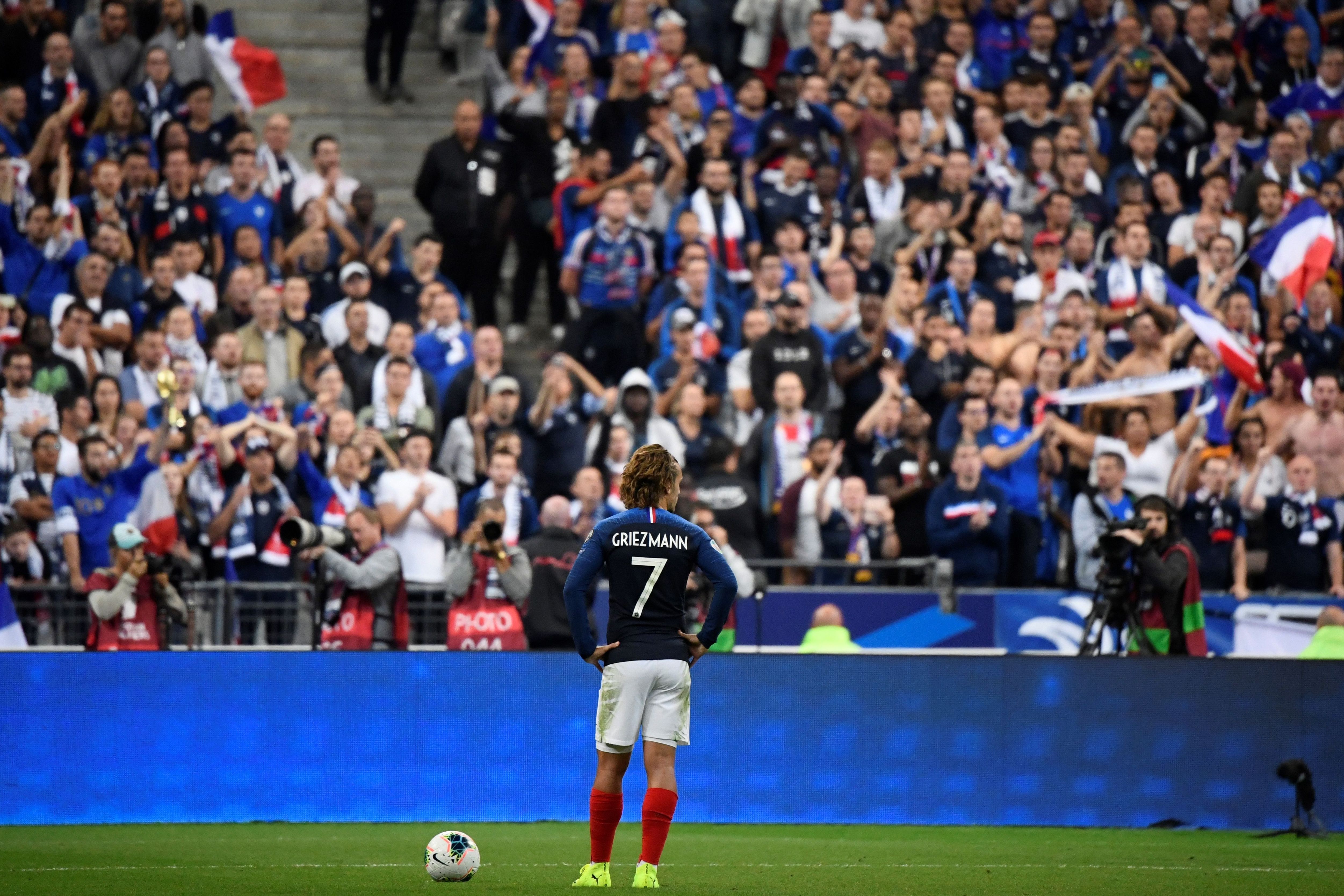 Griezmann, antes de lanzar un penalti con Francia