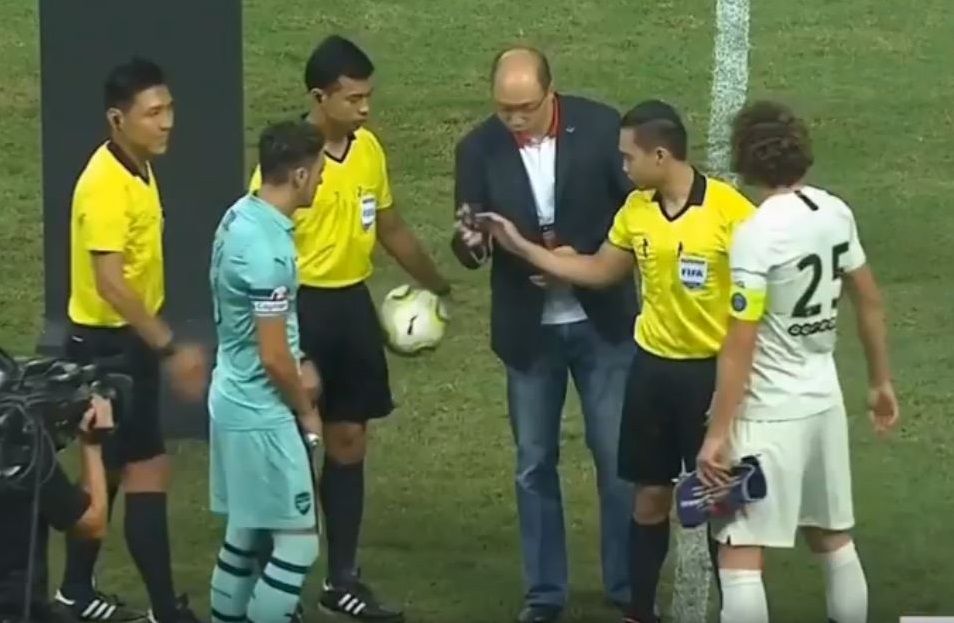 Arsenal PSG Referee credit card toss