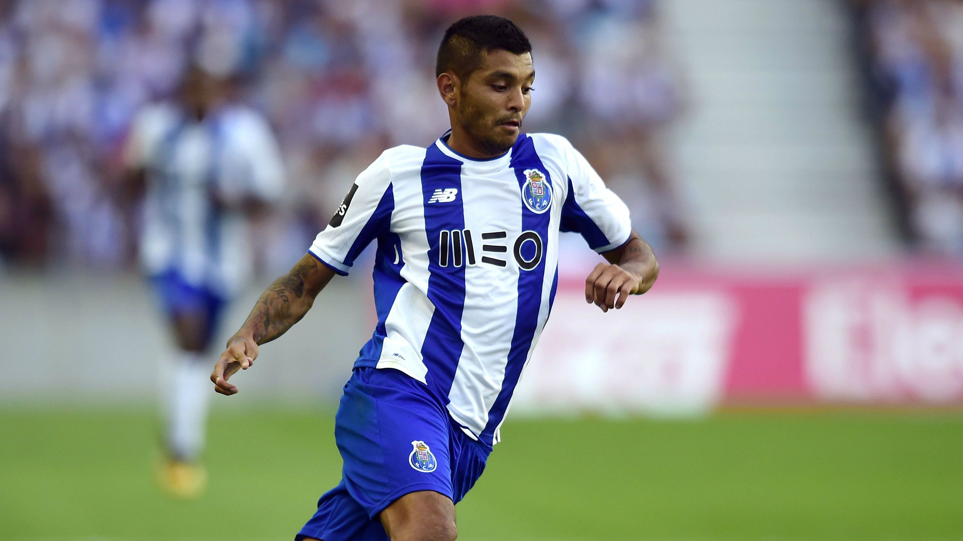 Tecatito Corona Porto 060318