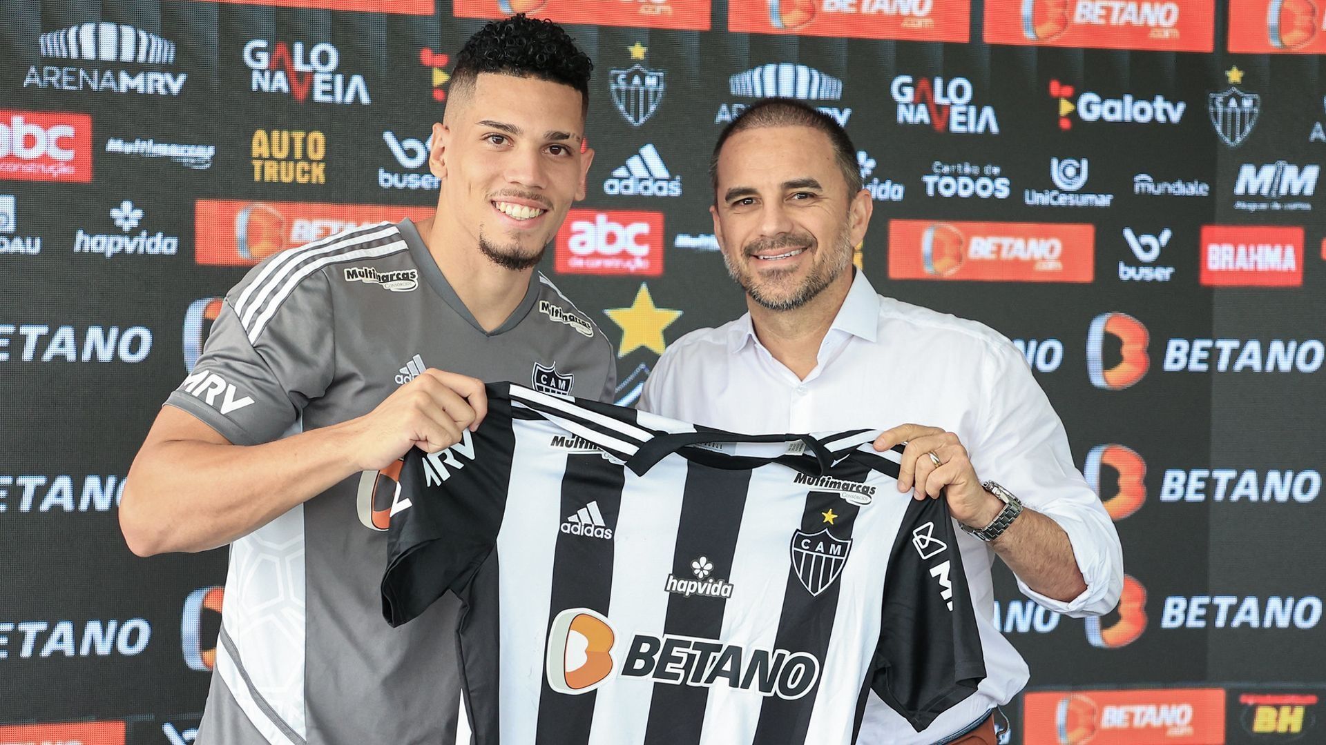 Paulinho apresentado no Atlético-MG com Rodrigo Caetano, 2022