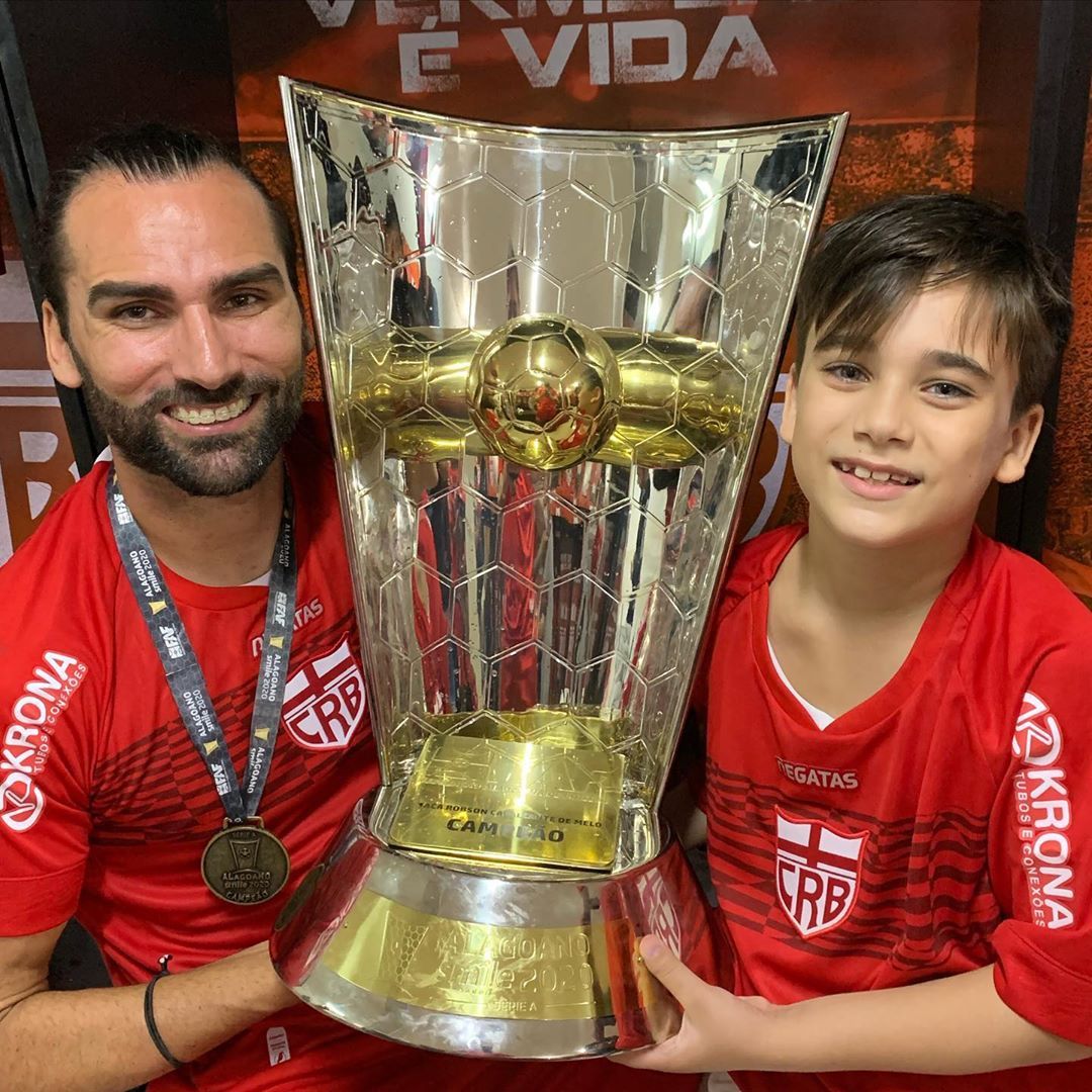 Léo Gamalho filho troféu CRB