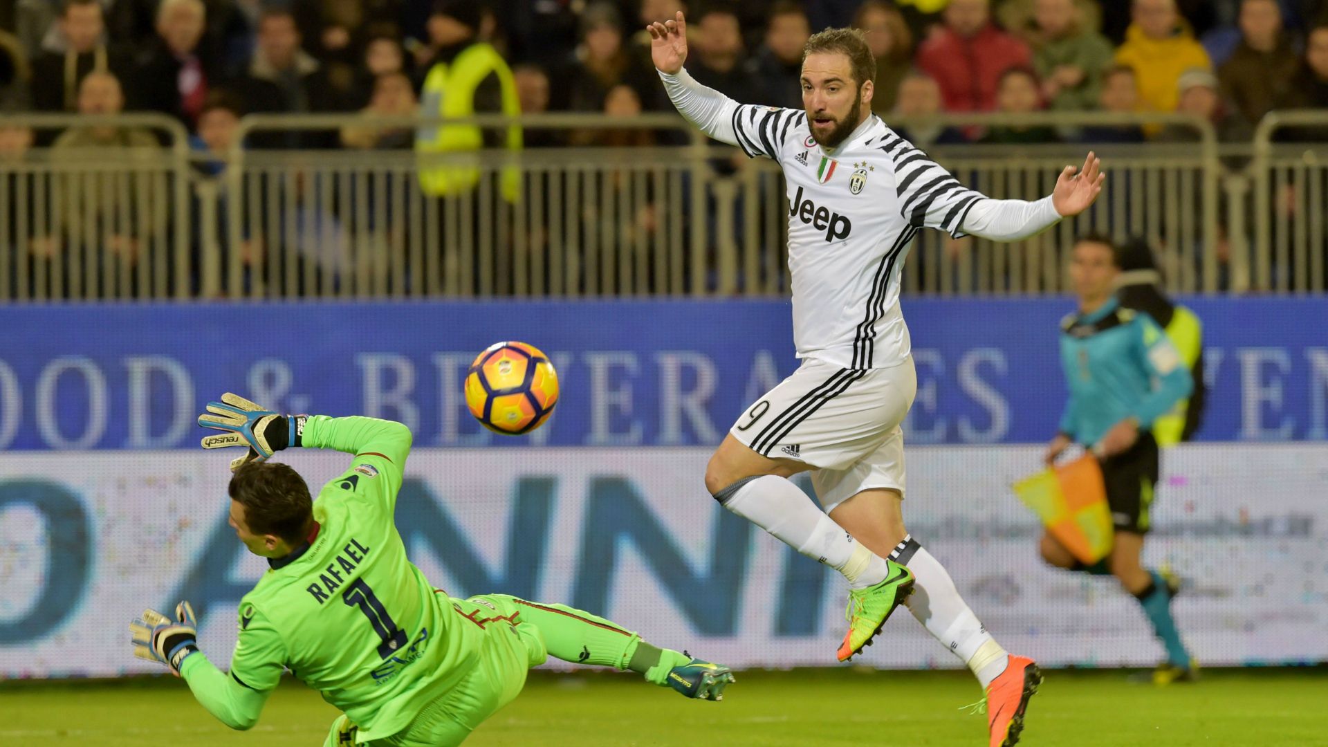 Gonzalo Higuain scoring Cagliari Juventus Serie A 12022017