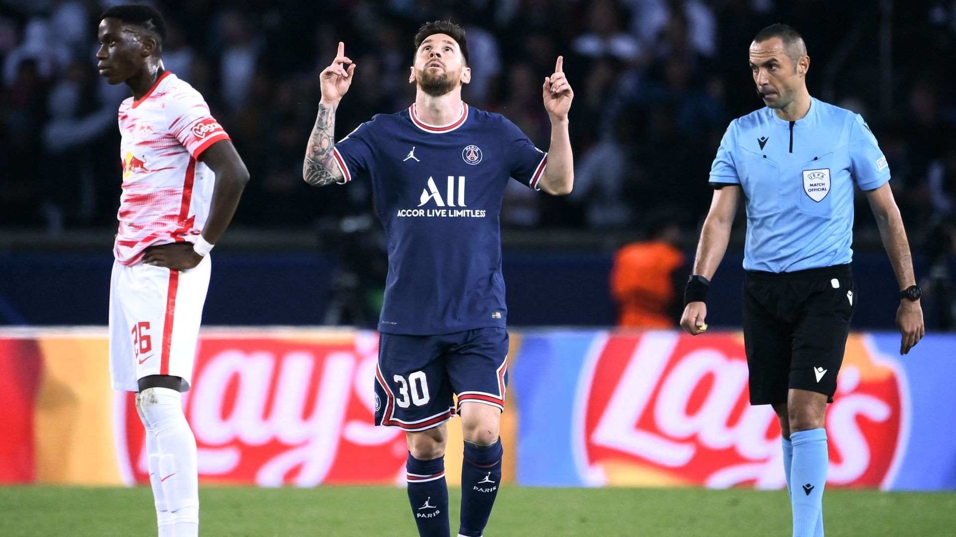 Messi celebrating PSG Leipzig 2021 2022