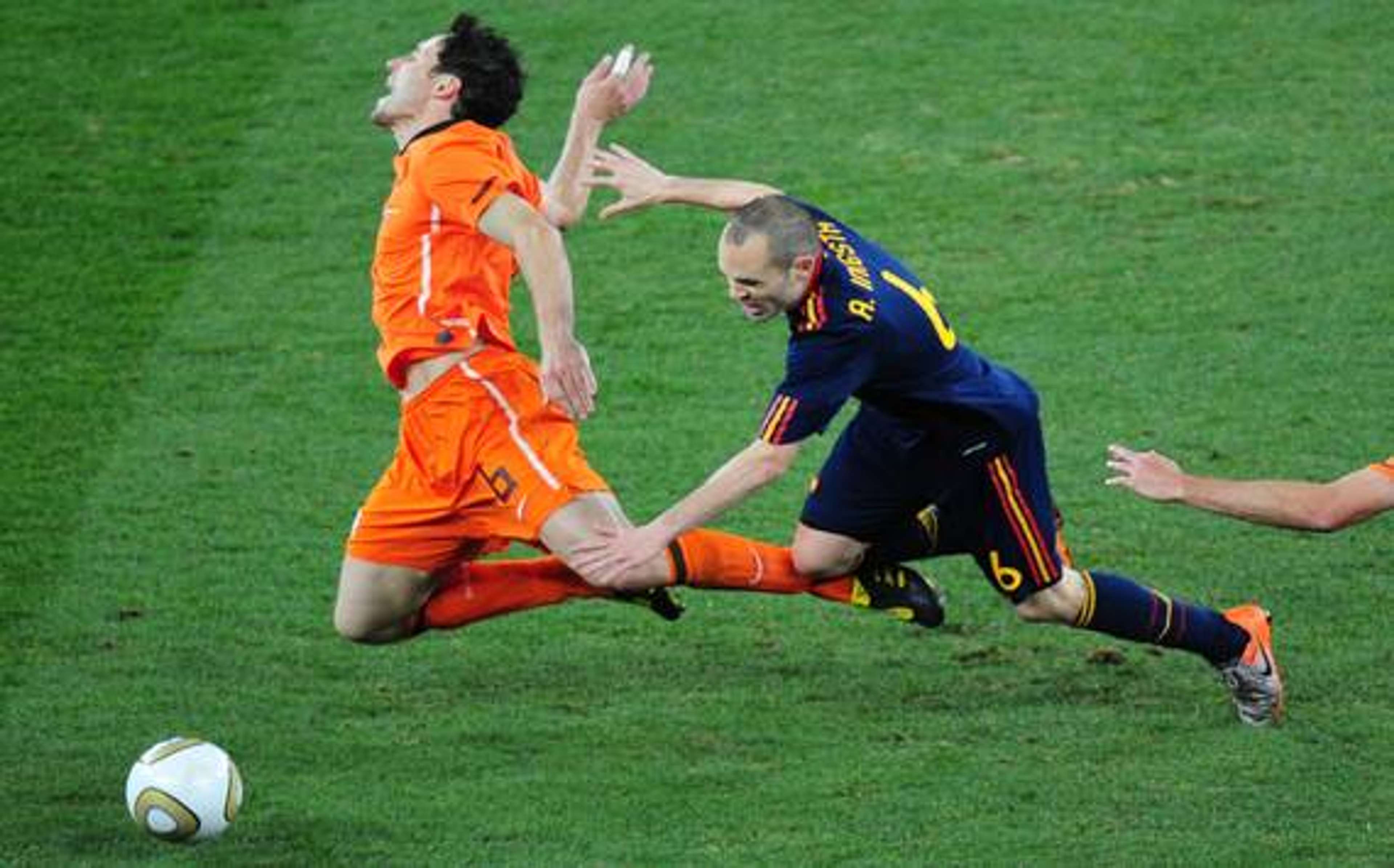 Van Bommel Iniesta, Netherlands - Spain 2010