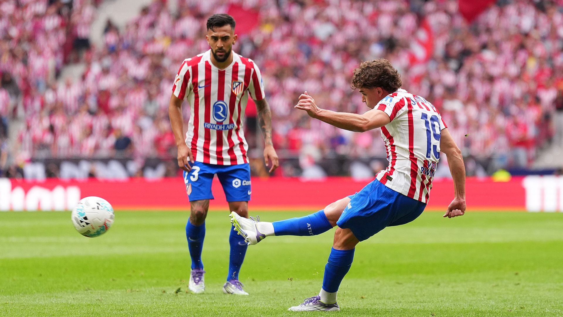 いや、君が蹴れ」アルバレス、マドリーダービーでの鮮やかFK弾を回想