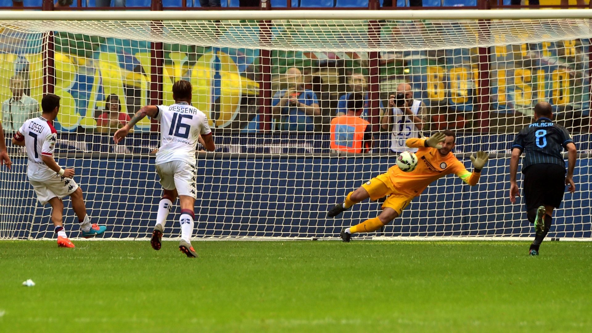 Andrea Cossu Samir Handanovic Inter Cagliari
