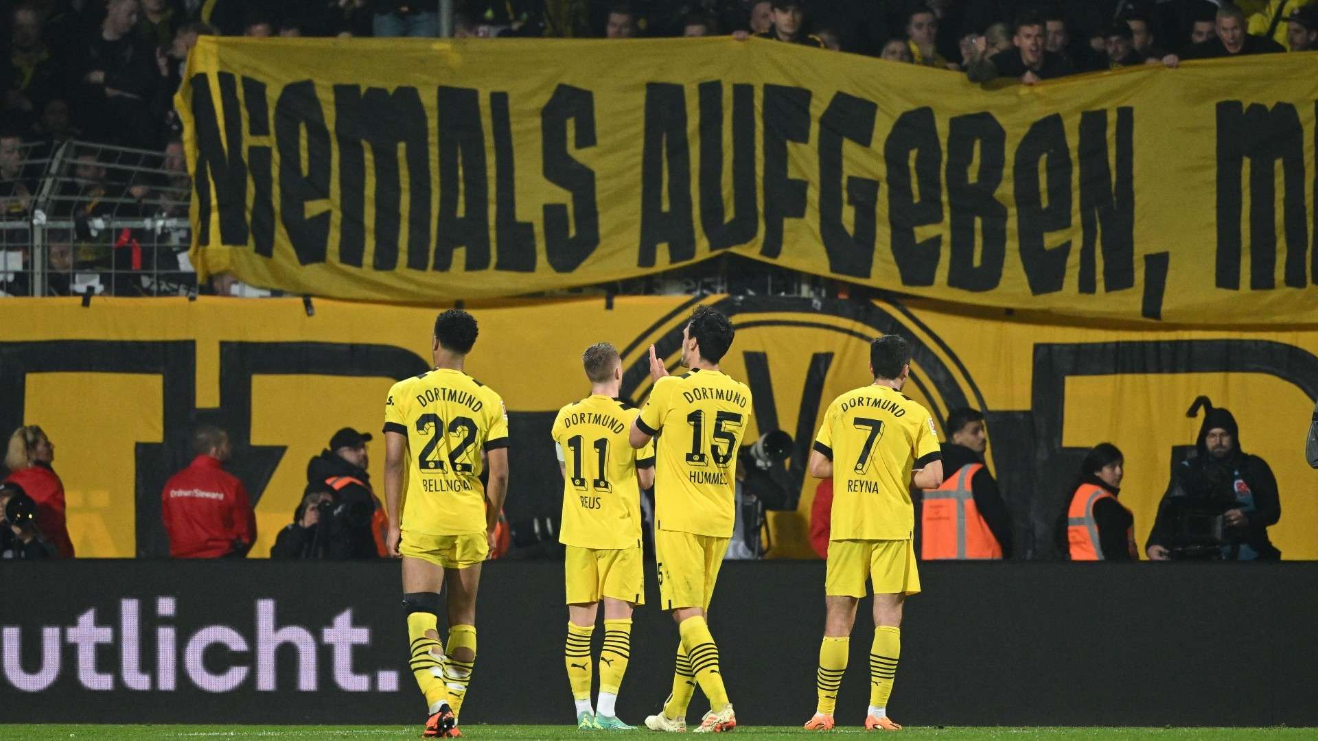 Dortmund players applaud vs Bochum 2022-23