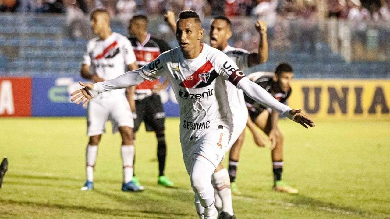 Ciel comemora gol pelo Ferroviário, na temporada 2023
