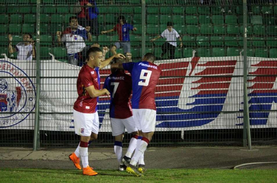 Paraná festeja gol na Série B