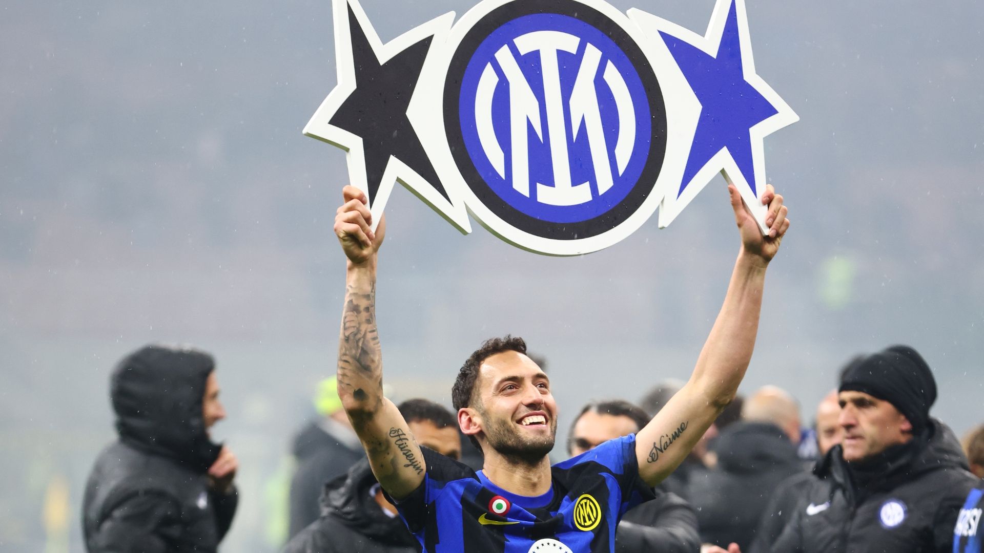 Calhanoglu festa Inter