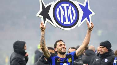 Calhanoglu festa Inter