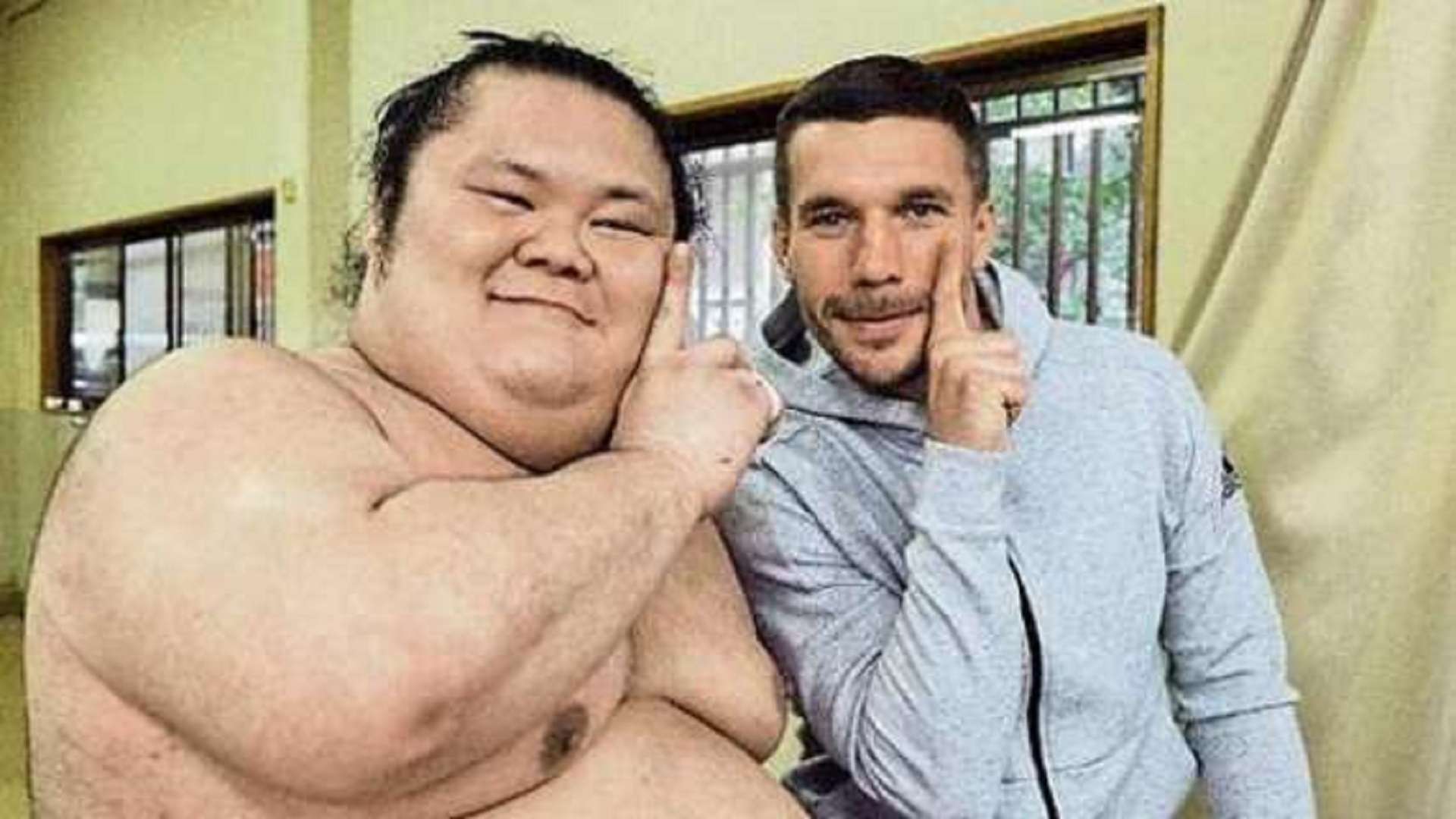 Lukas Podolski Japan Sumo