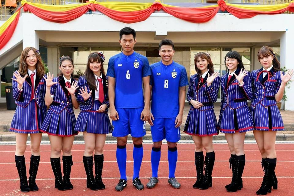 GIVE A SHOUT: เหงื่อ/ไอดอล/ฟุตบอล/น้ำตา -ไพรัช คุ้มวัน ผกก. MV 'วันแรก'