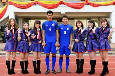 GIVE A SHOUT: เหงื่อ/ไอดอล/ฟุตบอล/น้ำตา -ไพรัช คุ้มวัน ผกก. MV 'วันแรก'