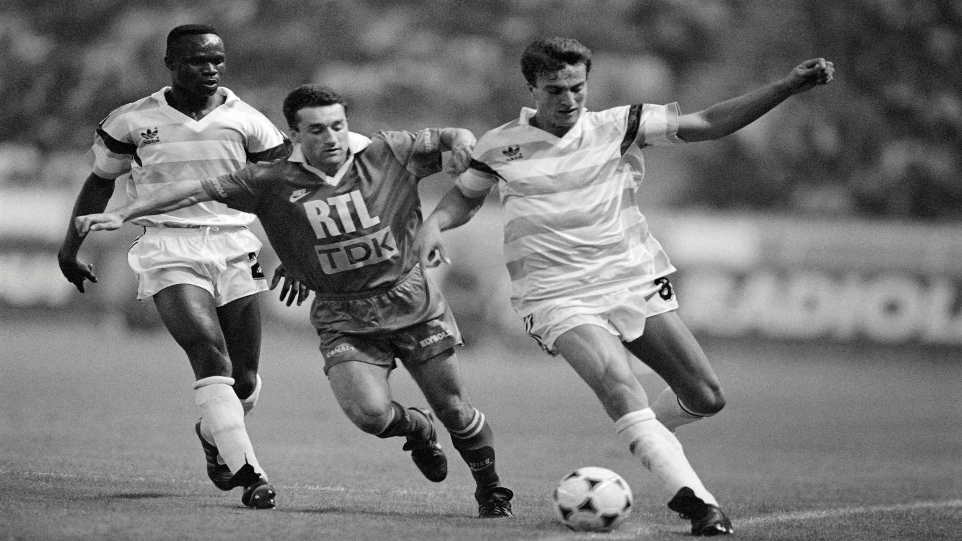 Christian Perez (PSG) entre Hyppolite Dangbeto et David Ginola (Matra Racing), en 1989-1990