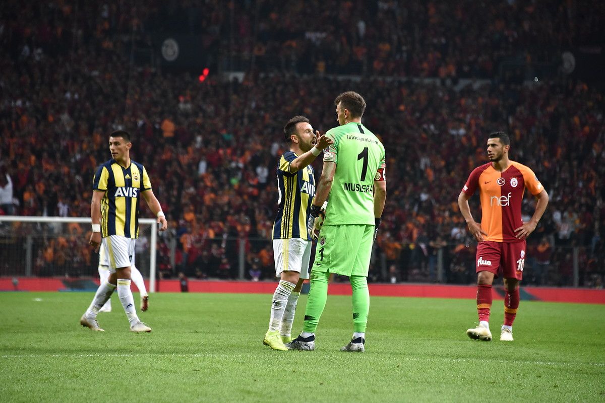 Mathieu Valbuena Fernando Muslera Galatasaray Fenerbahce