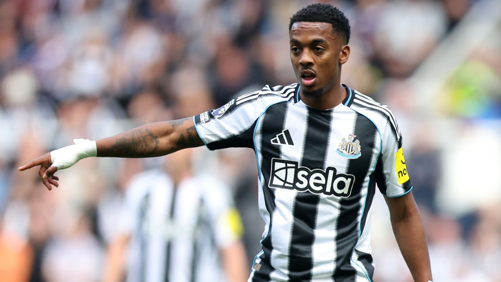 Joe Willock's £200k Porsche runs out of petrol on roundabout as Newcastle  star filmed making 'otherwise I'm f*cking pushing it' claim during  hilarious gaffe | Goal.com UK