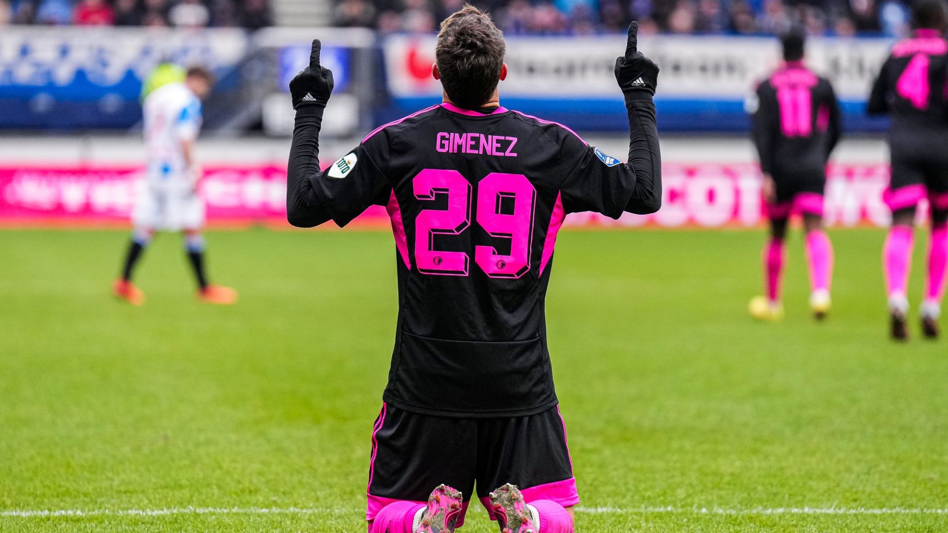 Santiago Giménez anota contra el Heerenveen