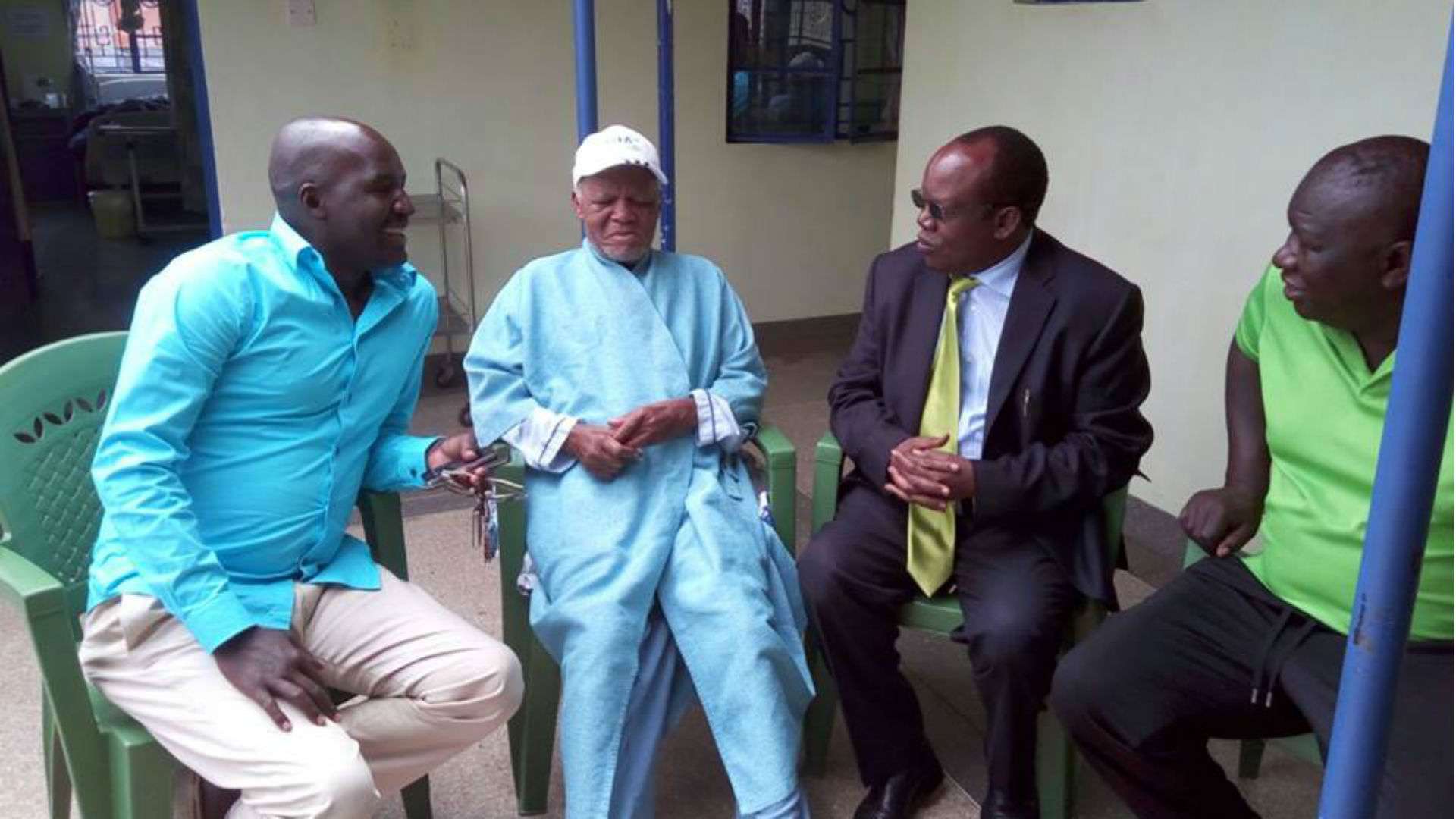 Sam Nyamweya visits ailing legenadary Joe Kadenge