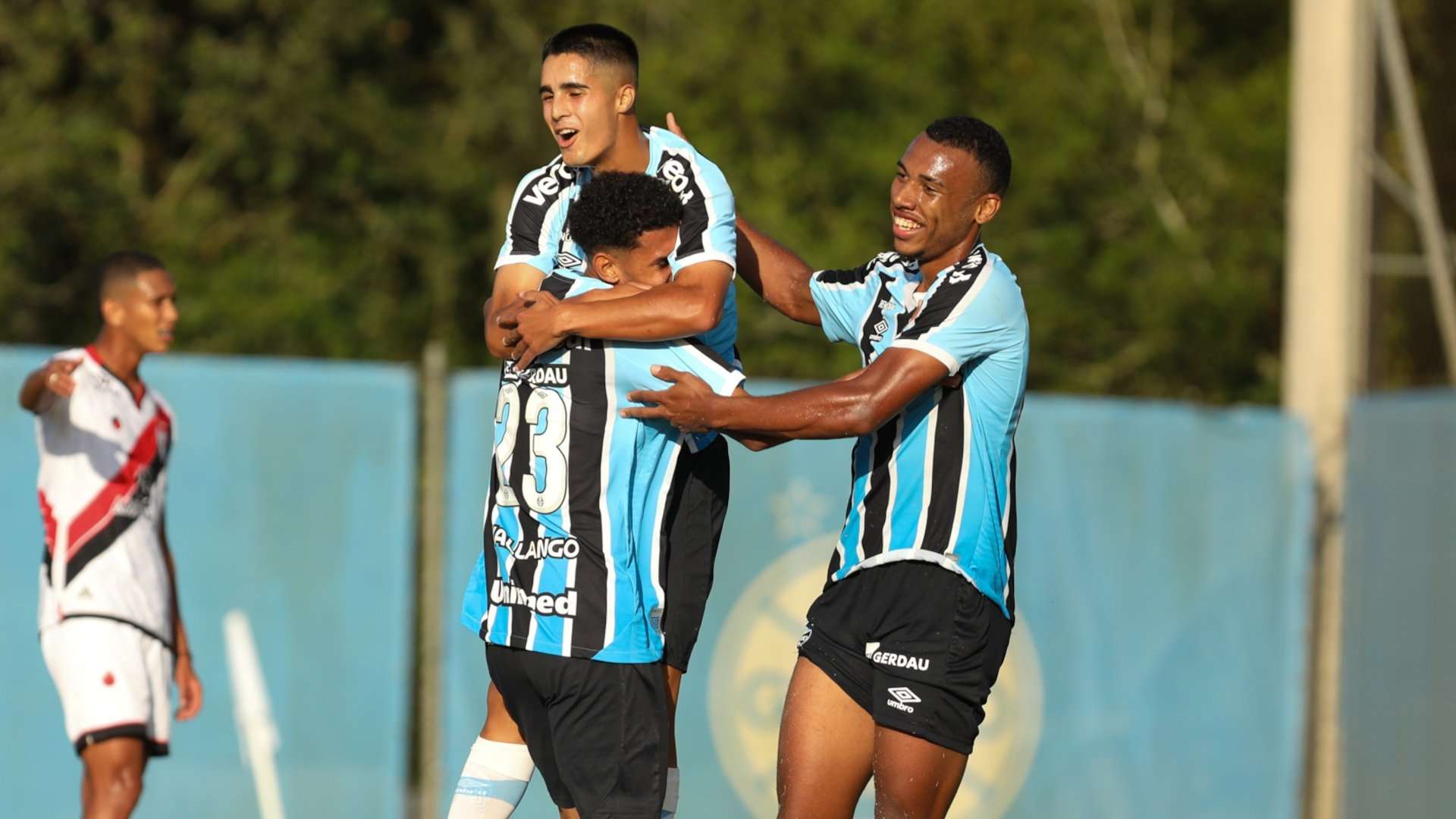 Jogadores do Grêmio sub-20 comemoram em jogo do Brasileirão 2023