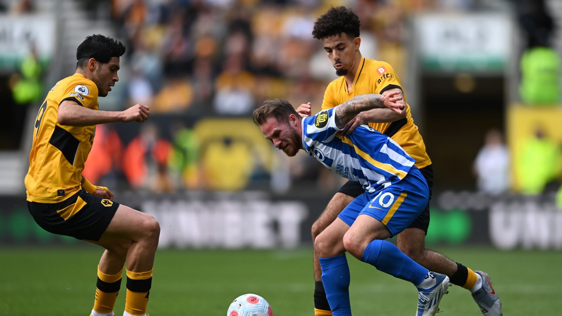 Raúl Jiménez disputa un balón en el Wolves vs Brighton