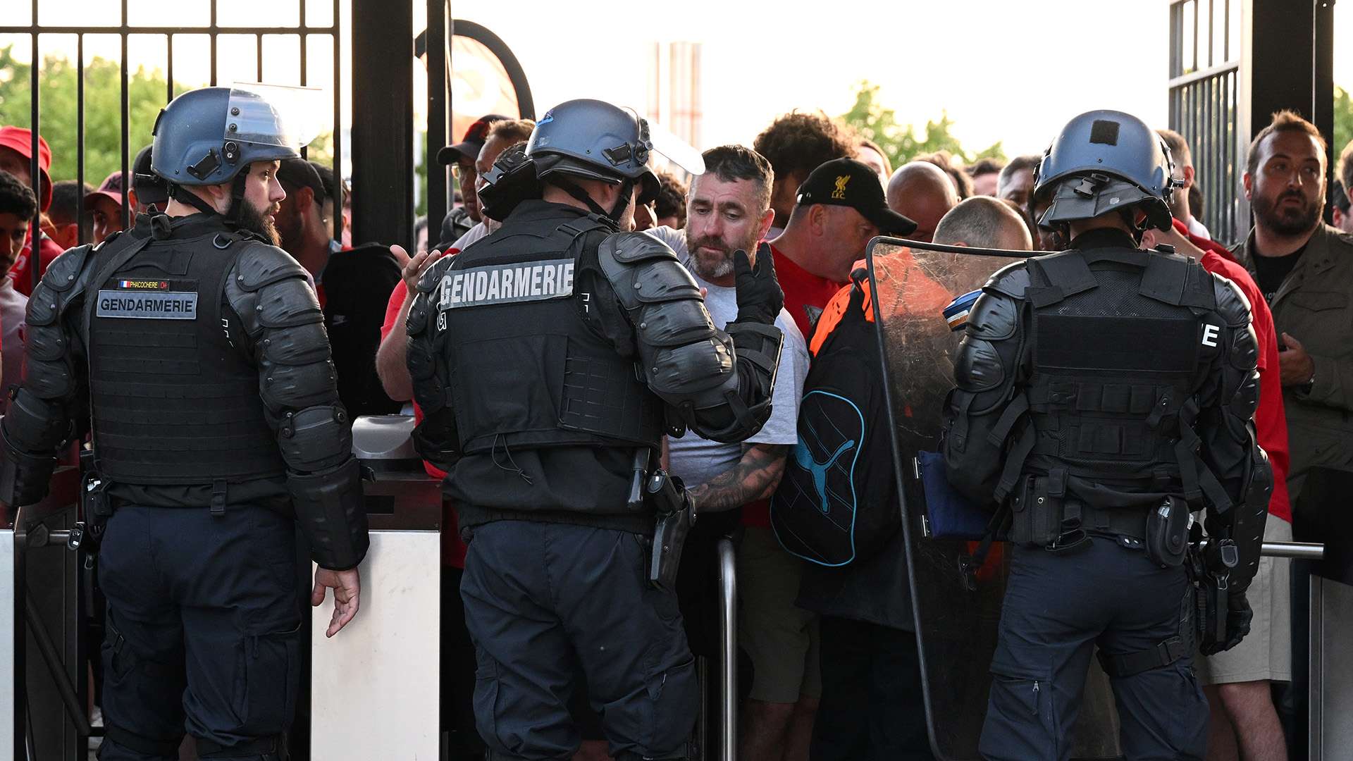 Policiais e torcedores no Stade de France, Champions League, Real Madrid x Liverpool, 28052022