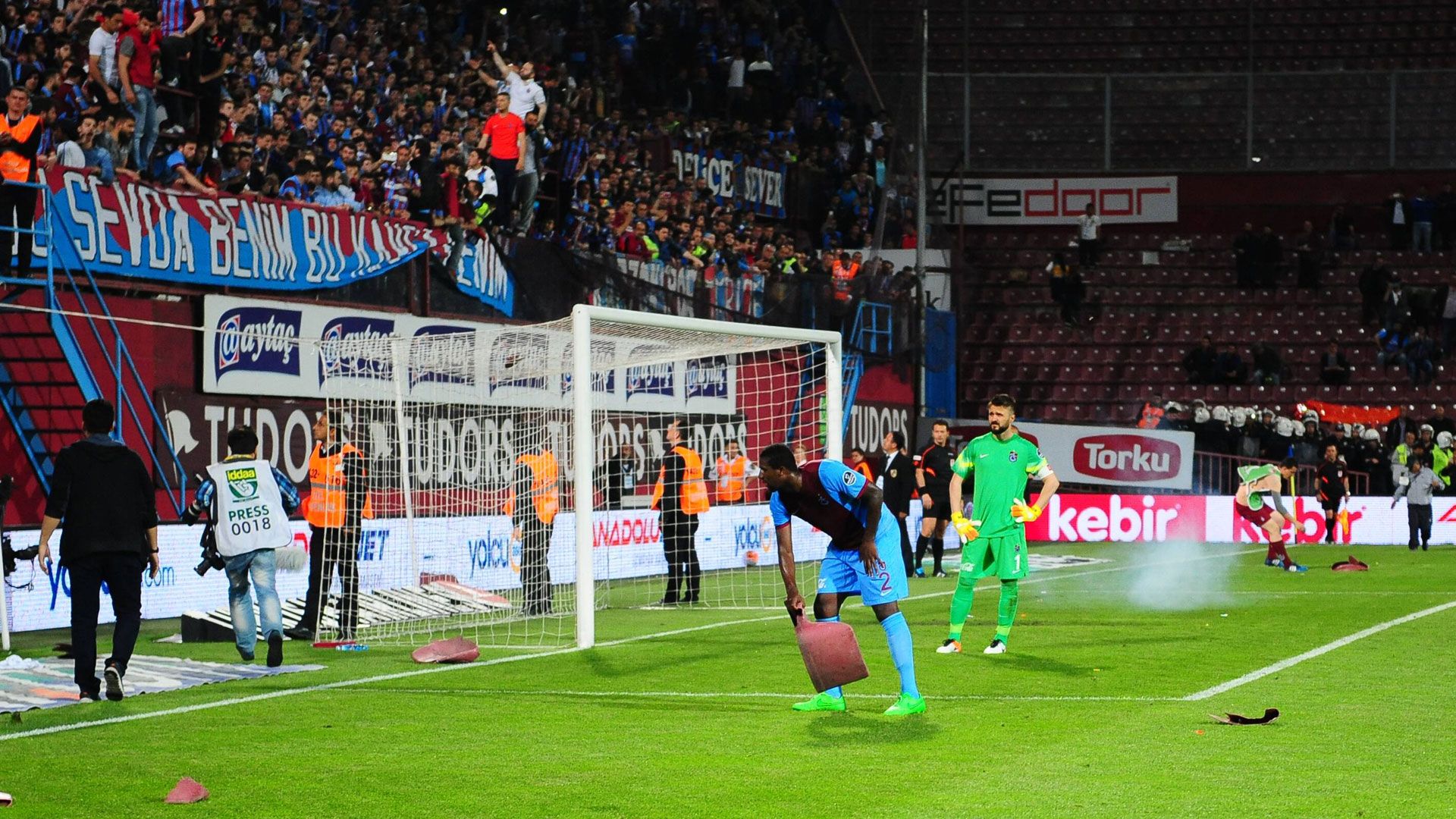ONLY GERMAN Trabzonspor Randale gegen Fenerbahce 24042016