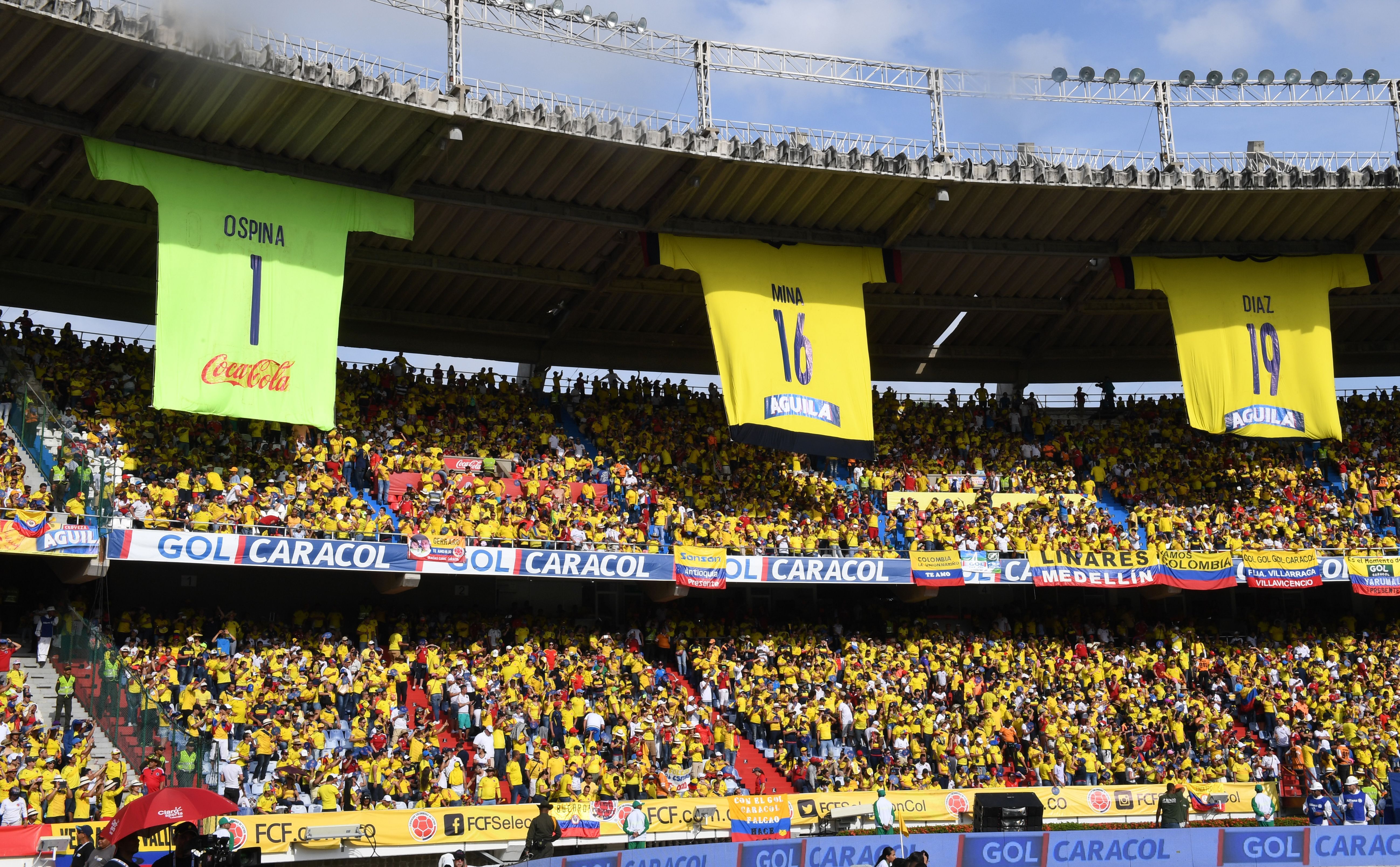 hinchada colombiana en el Metropolitano de Barranquilla Colombia vs Chile