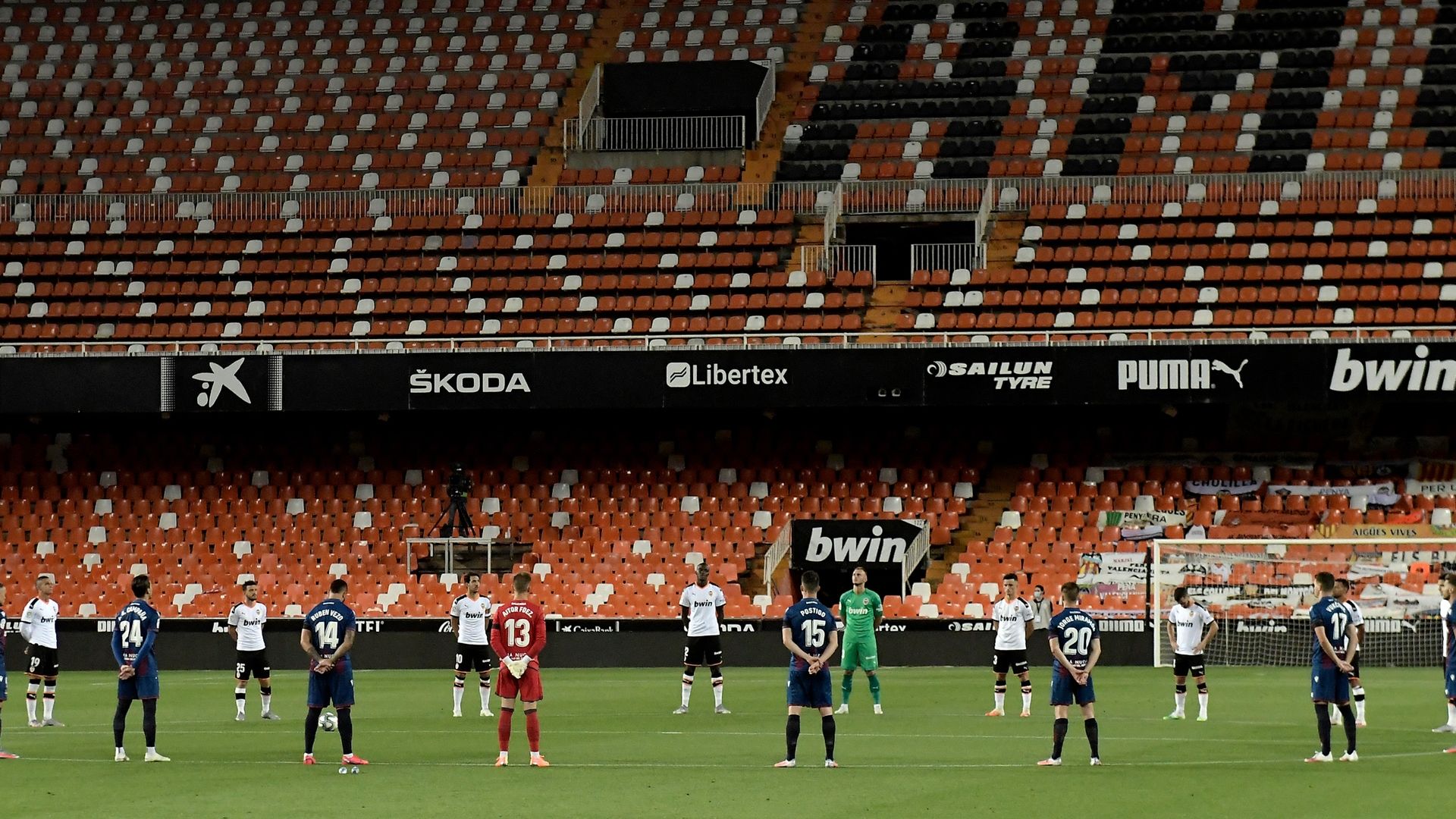 Minuto de silencio en Mestalla en el Valencia-Levante por los fallecidos por el COVID