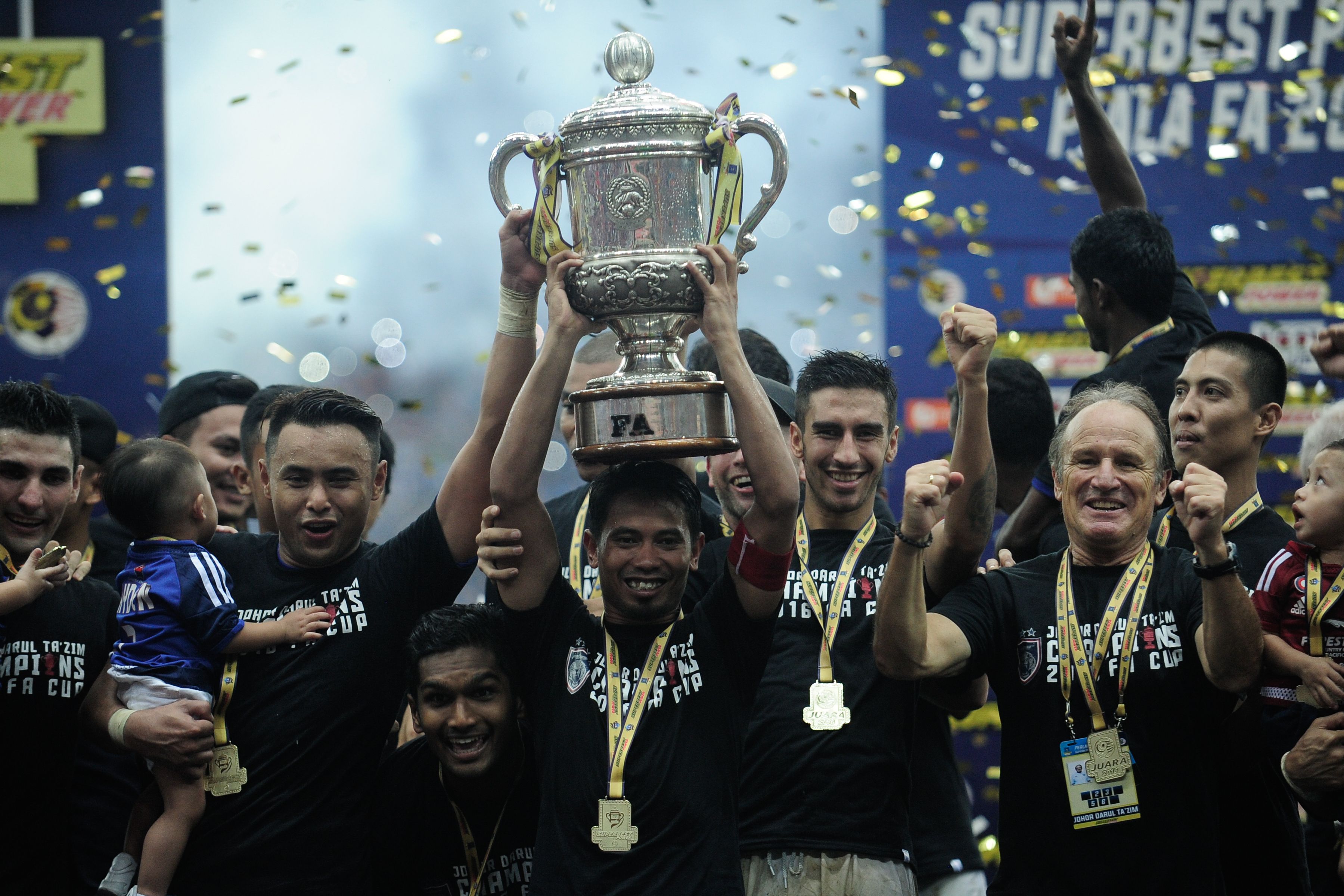 Johor Darul Ta'zim lifting the FA Cup trophy