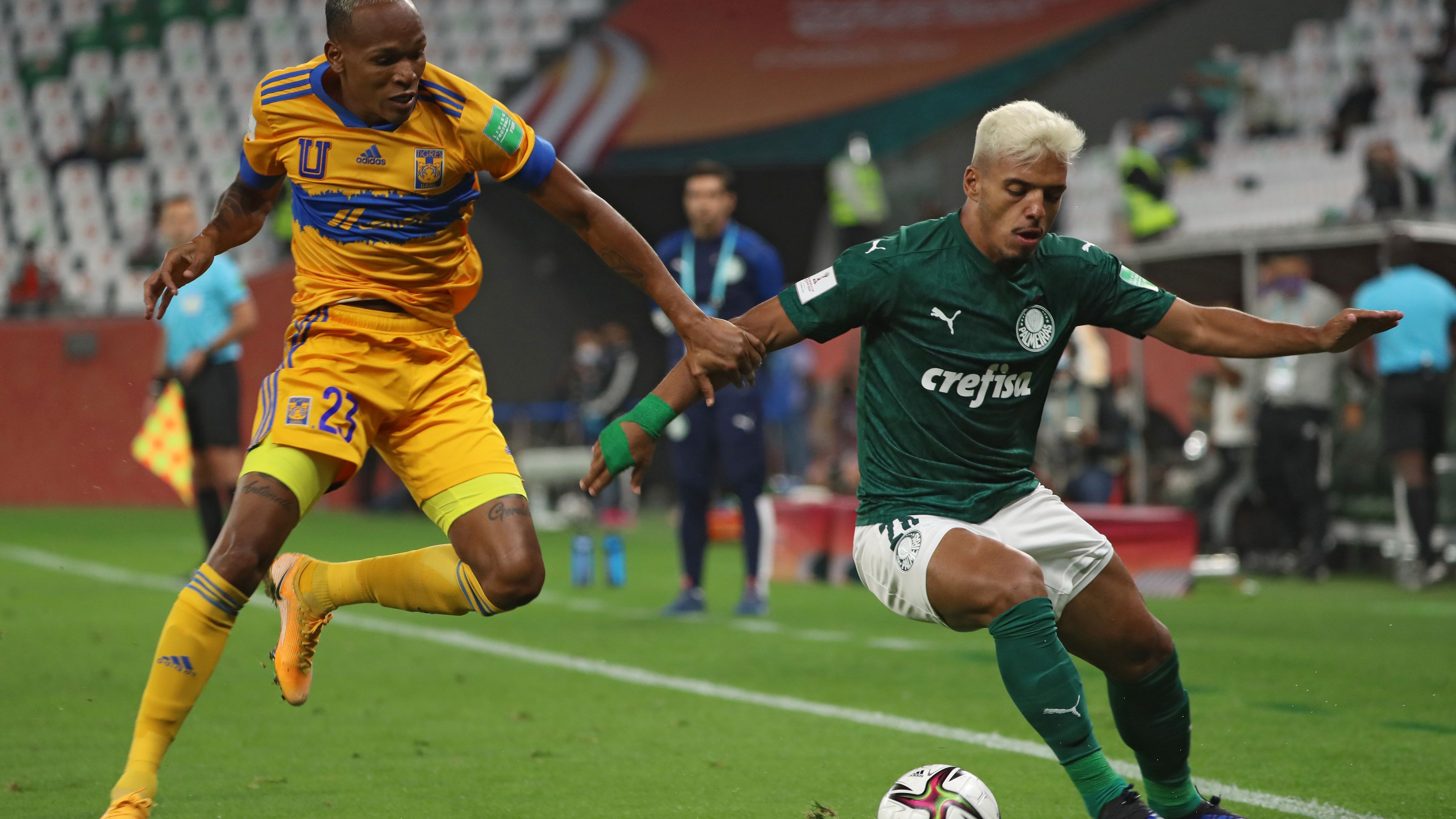 Gabriel Menino tenta jogada em Palmeiras x Tigres