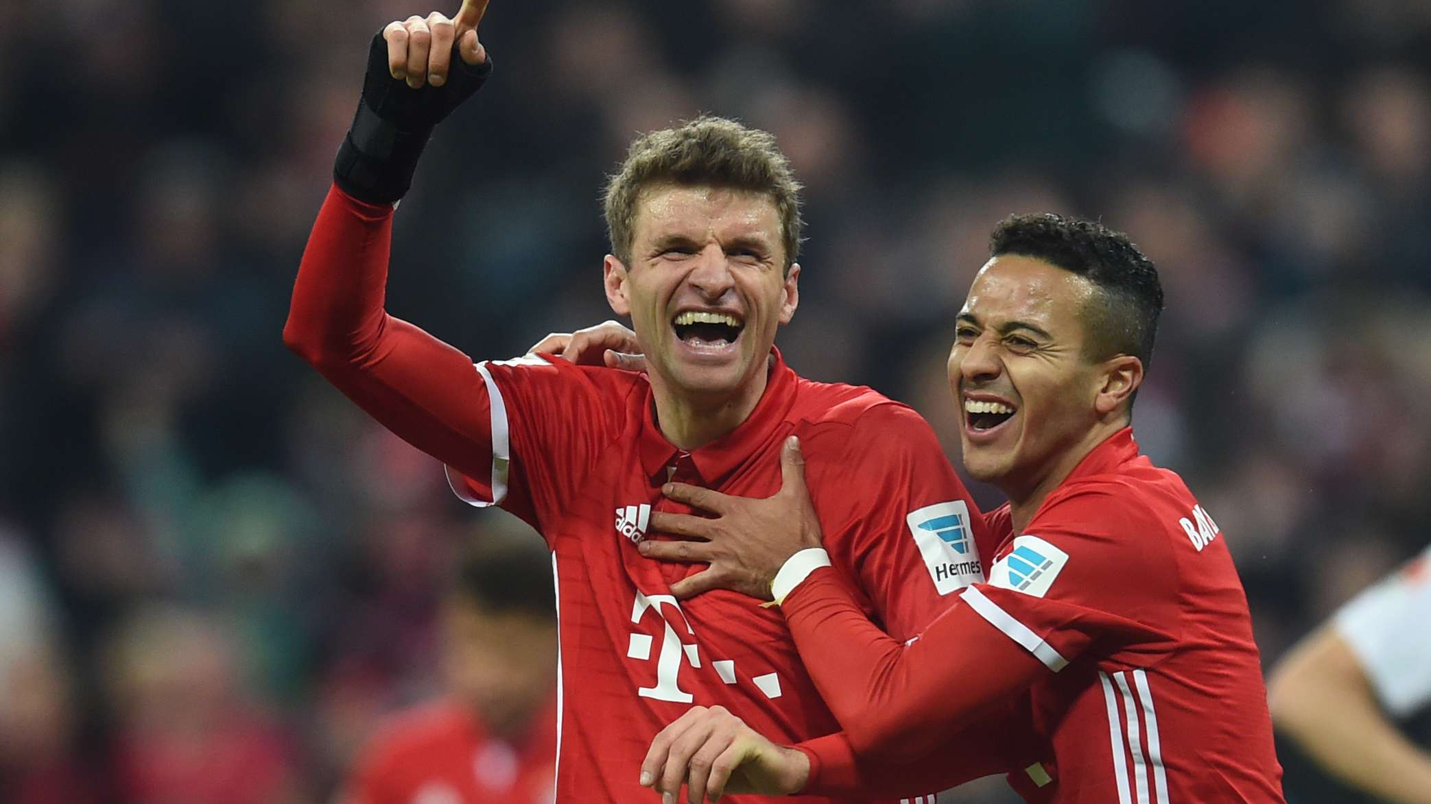 Thiago und Müller feiern zusammen.