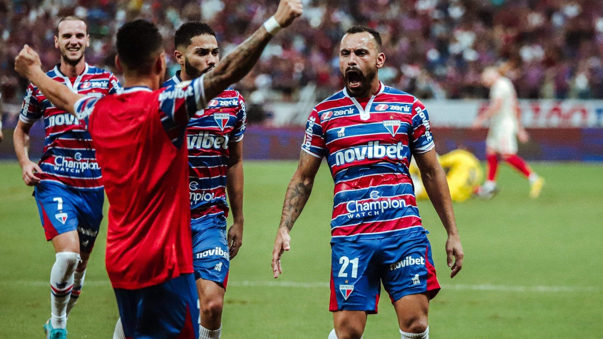 Moisés, do Fortaleza, comemora gol marcado contra o Internacional, pelo Brasileirão 2023