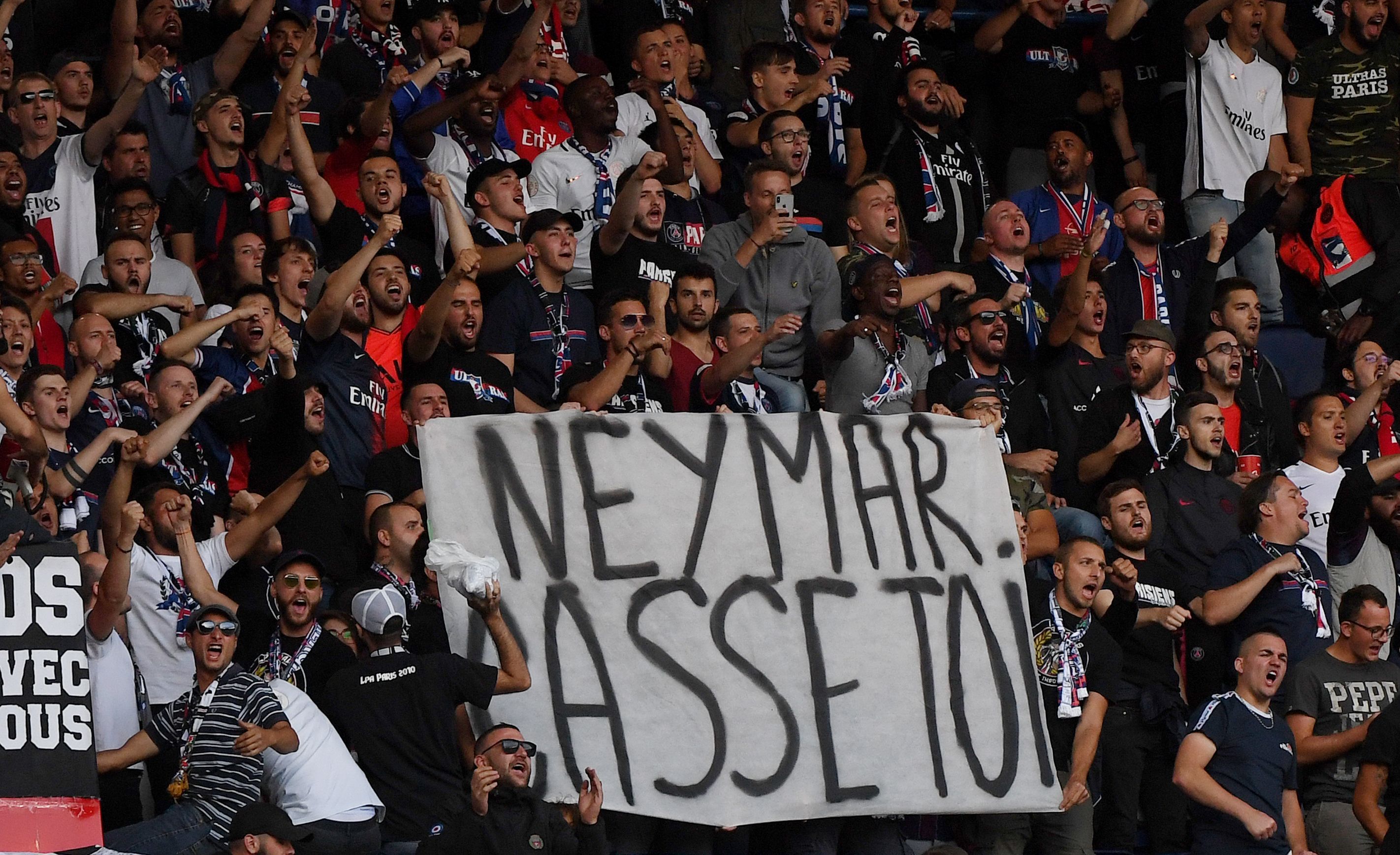 "Neymar casse-toi", banderole déployée au Parc des Princes lors de PSG-Nîmes Olympique (3-0), le 11 août 2019
