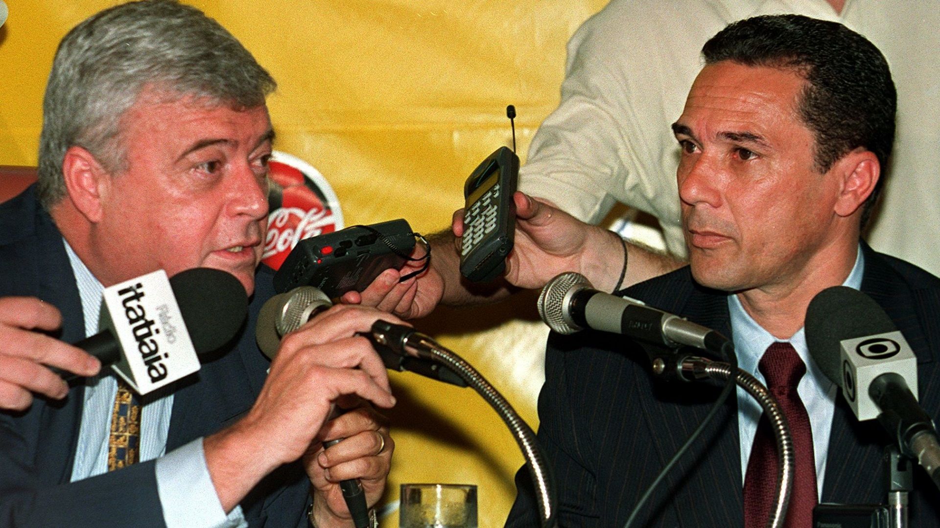 Ricardo Teixeira e Vanderlei Luxemburgo em entrevista coletiva da seleção brasileira, 1998