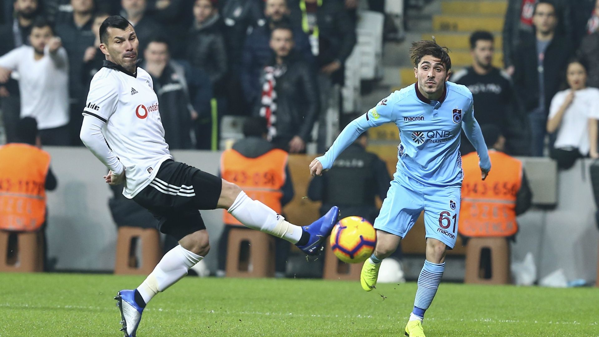 Gary Medel Abdulkadir Omur Besiktas Trabzonspor 12162018