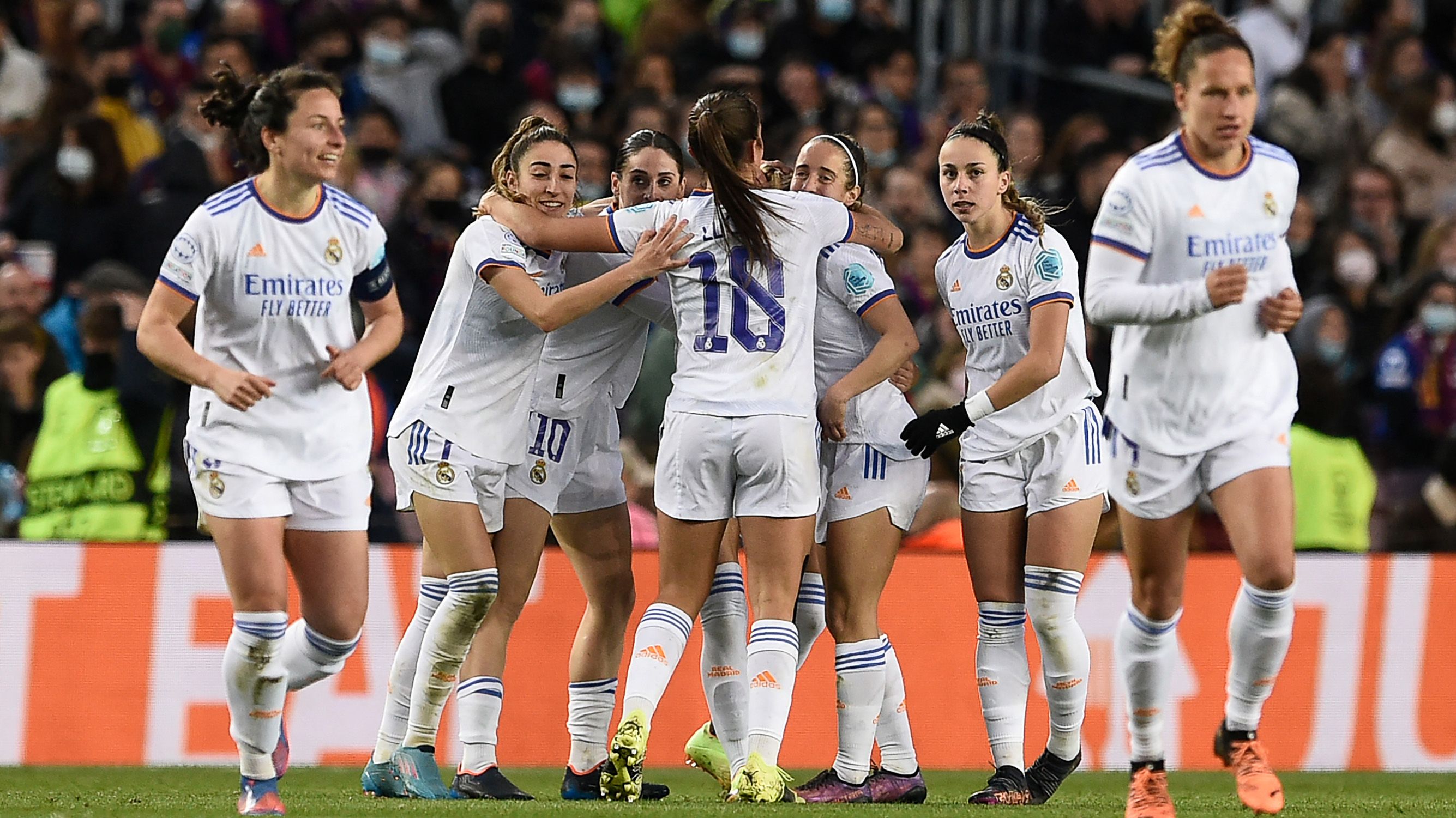 Los jugadores del Real Madrid celebran después de marcar un gol durante el partido de vuelta de los cuartos de final de la Liga de Campeones de la UEFA femenina entre el FC Barcelona y el Real Madrid CF en el estadio Camp Nou de Barcelona el 30 de marzo de 2022.