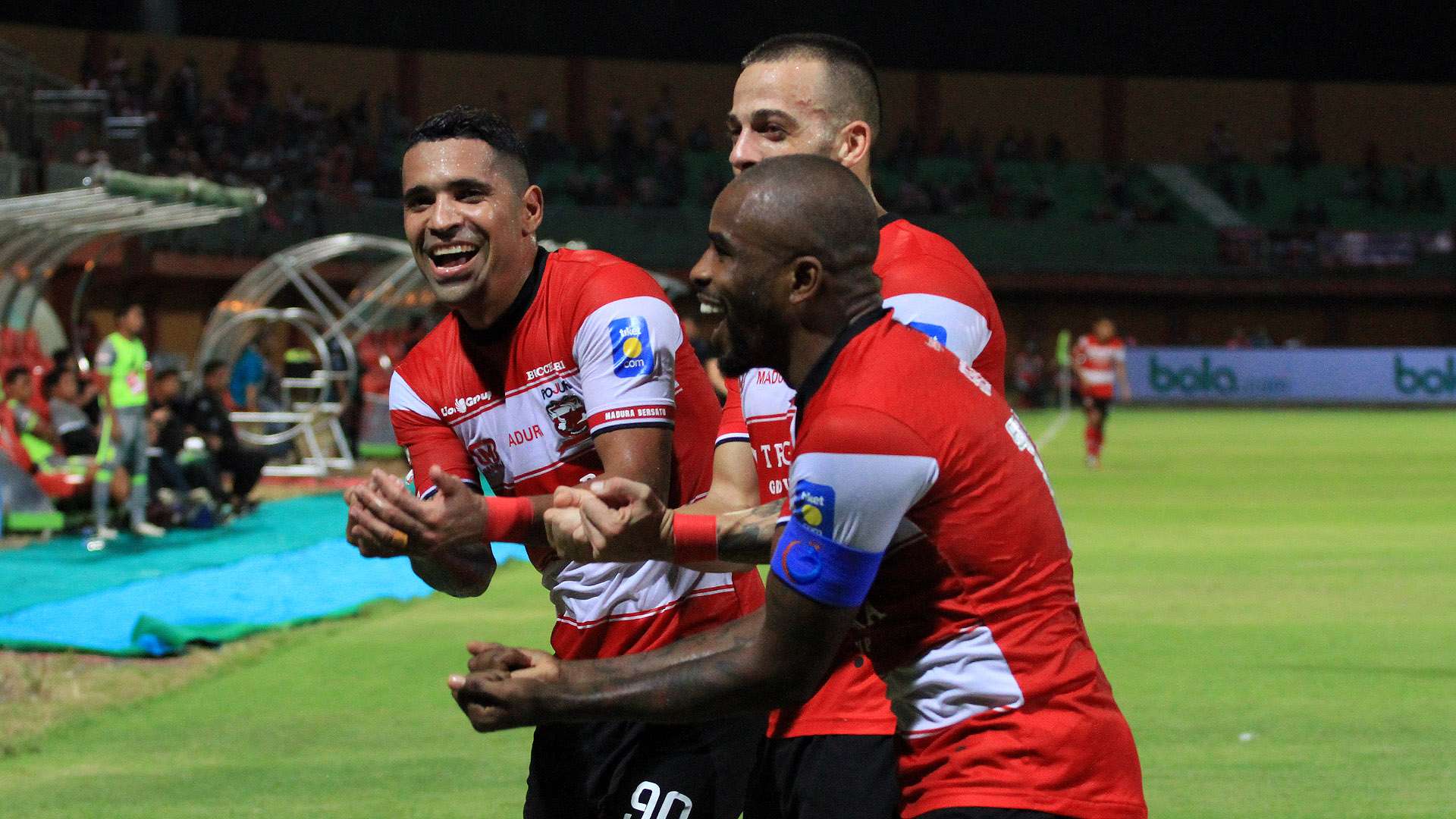 Selebrasi Greg Nwokolo Alberto Goncalves Aleksandar Rakic - Madura United