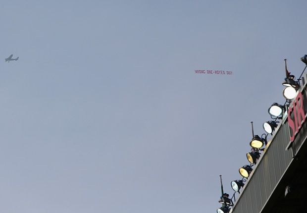 Wrong One Moyes Out Plane Old Trafford Manchester United Aston Villa Premier League