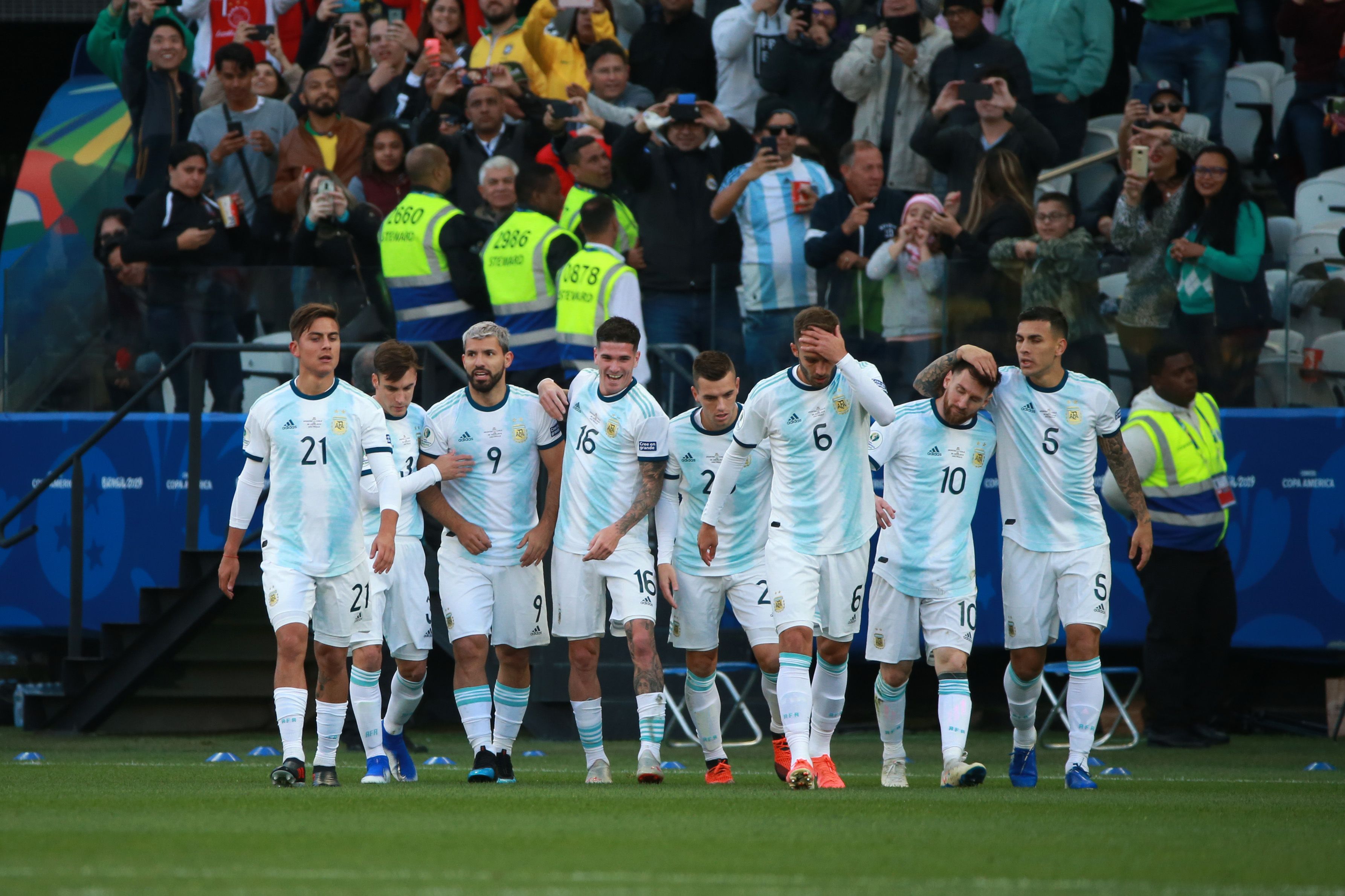 Jogadores da Argentina comemoram gol diante do Chile, na Arena Corinthians