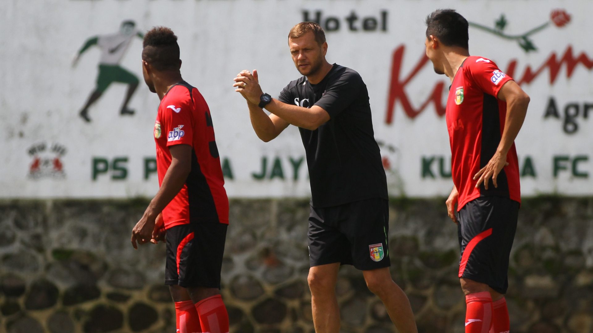Scott Cooper - Latihan - Mitra Kukar